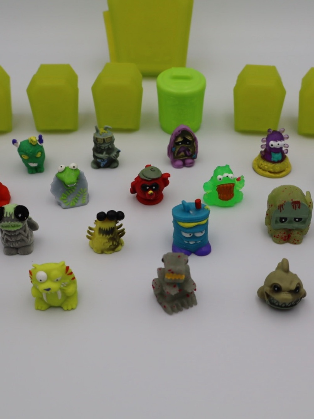 The Trash Pack Series lot of 22 Trashies Moose mini figures - Picture 9 of 10